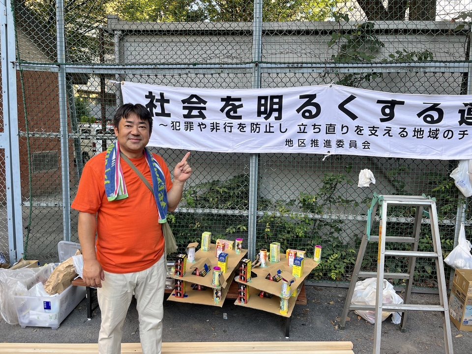 「社会を明るくする運動」の啓発ブースで案内する中澤まさゆき