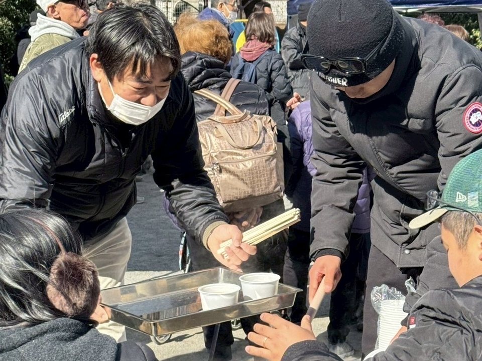 地域行事で来場者に振る舞いをする中澤まさゆき