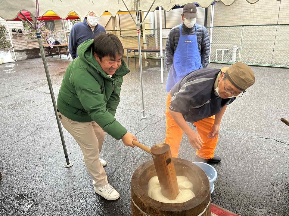地域の餅つき行事で餅をつく中澤まさゆき